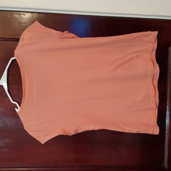 Liz Claiborne melon colored tee with design around neck - Picture 3 of 3